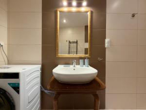 Jelenia Góra Spacious Apartment by BookingHost