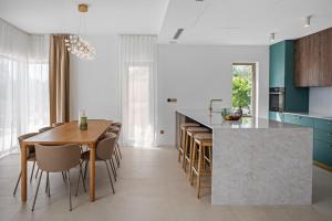 Villa Veluri with 4 bedrooms and heated pool