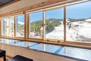 Mountain Plaza 706