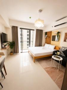 Luxury Condo near NAIA Airport & MOA with FREE Pool & Gym