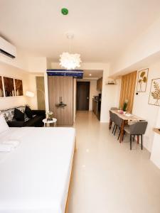 Luxury Condo near NAIA Airport & MOA with FREE Pool & Gym