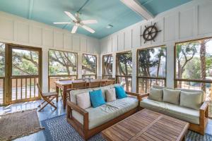 East Ashley Avenue 0919 - Follynesia