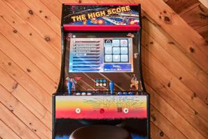 Pet-Friendly Cabin Near Dollywood Hot Tub Arcade