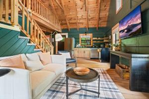 Pet-Friendly Cabin Near Dollywood Hot Tub Arcade