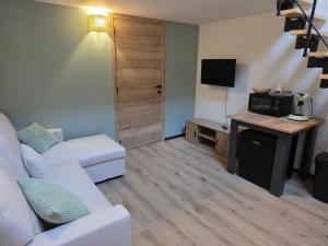 L oasis de Détente - le Cocon - gîte 4 personnes avec 1h d accès à la piscine privée et terrasse aménagée par nuit réservée - climatisation - à 2km de Pairi Daiza