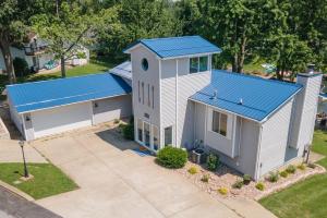 Easy-Access Dock, Kayaks & Views