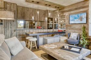 Modern Jaillet Pearl Newly Renovated