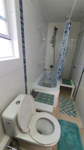 Hermosa casa completamente amoblada 4 dormitorios, sala de estar, cocina, jardín y 2 estacionamientos
