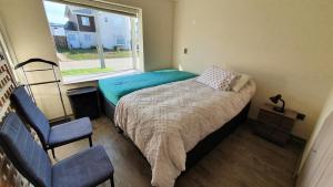 Hermosa casa completamente amoblada 4 dormitorios, sala de estar, cocina, jardín y 2 estacionamientos