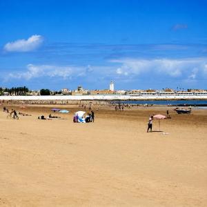À 100 m de la plage, calme côté cour, charme marocain, 1 chambre et 3 couchages dans salon, parking