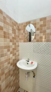 Cozy Stay Near Airport Private Bathroom
