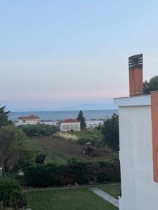 модерен апартамент с морска гледка