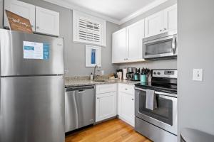 Charming Ground Floor Suite 6 Blocks To King