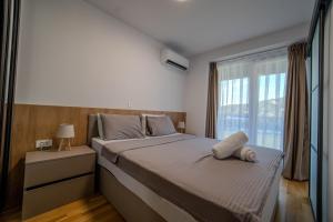 Vik Lakefront Oasis - Beachfront Apartment with Sunset Balcony & Elevator