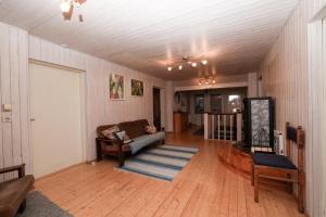 Home accommodation in a beautiful old wooden villa under the Elva pines