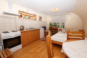Home accommodation in a beautiful old wooden villa under the Elva pines