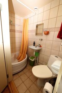 Home accommodation in a beautiful old wooden villa under the Elva pines