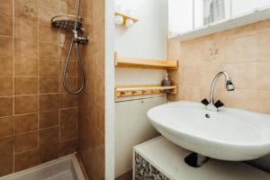 Studio with balcony and private parking