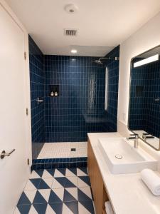 2 Bedrooms Condo with Balcony & Amazing Views in Downtown