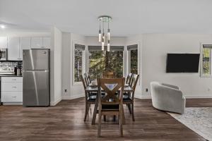 Mountain Escape 2 Beds Near Banff with BBQ and Views