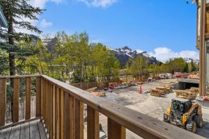 Mountain Escape 2 Beds Near Banff with BBQ and Views