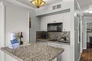 Cozy Condo with Seawall Beach Access and Community Pool