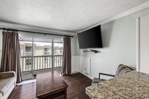 Cozy Condo with Seawall Beach Access and Community Pool