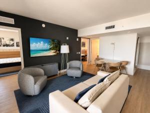 2 Bedrooms Condo with Balcony & Amazing Views in Downtown