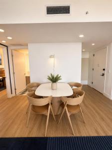 2 Bedrooms Condo with Balcony & Amazing Views in Downtown