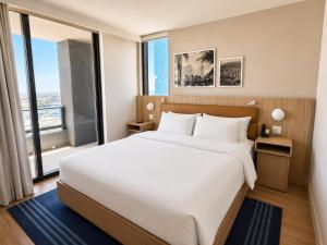 2 Bedrooms Condo with Balcony & Amazing Views in Downtown