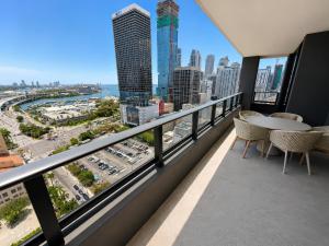 2 Bedrooms Condo with Balcony & Amazing Views in Downtown