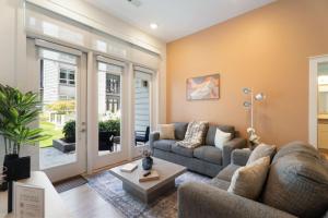Queen City Luxe - Free Parking, Pool, Central