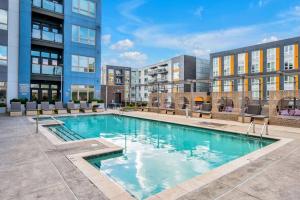 Queen City Luxe - Free Parking, Pool, Central