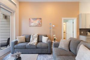 Queen City Luxe - Free Parking, Pool, Central