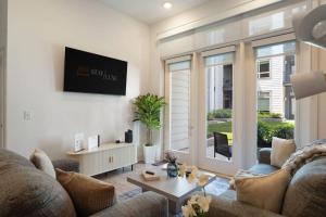 Queen City Luxe - Free Parking, Pool, Central