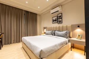 Liv Regalia - Premium Stays near Galleria Market