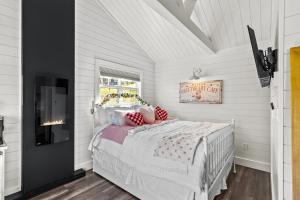 The Vaulted Suite Hot Tub, BBQ Deck, Parking