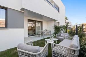 Luxury 2BR in Camarate Hills - Pool and Garden