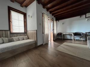 Manoleva House