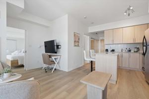 CN Tower View Condo - Balcony WiFi & Workspace