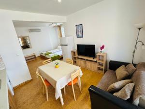 SUNNY HOUSE 206 One Bedroom Apartament