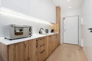 Popiełuszki Modern Apartment by Solarento