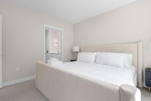 Luxury Modern Condo Near Notre Dame 2BD 2BA