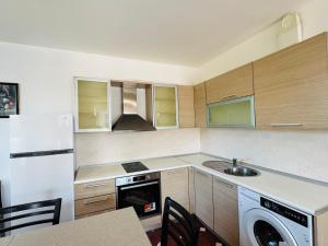 SUNNY HOUSE 301 Two Bedroom Apartament
