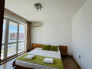 SUNNY HOUSE 302 Two Bedroom Apartament