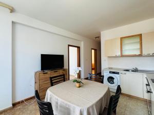 SUNNY HOUSE 302 Two Bedroom Apartament