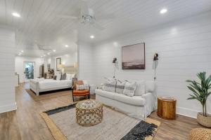 Downtown Condo 1 Block to King with Private Patio