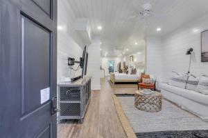 Downtown Condo 1 Block to King with Private Patio