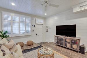 Downtown Condo 1 Block to King with Private Patio