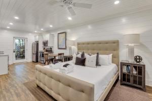 Downtown Condo 1 Block to King with Private Patio